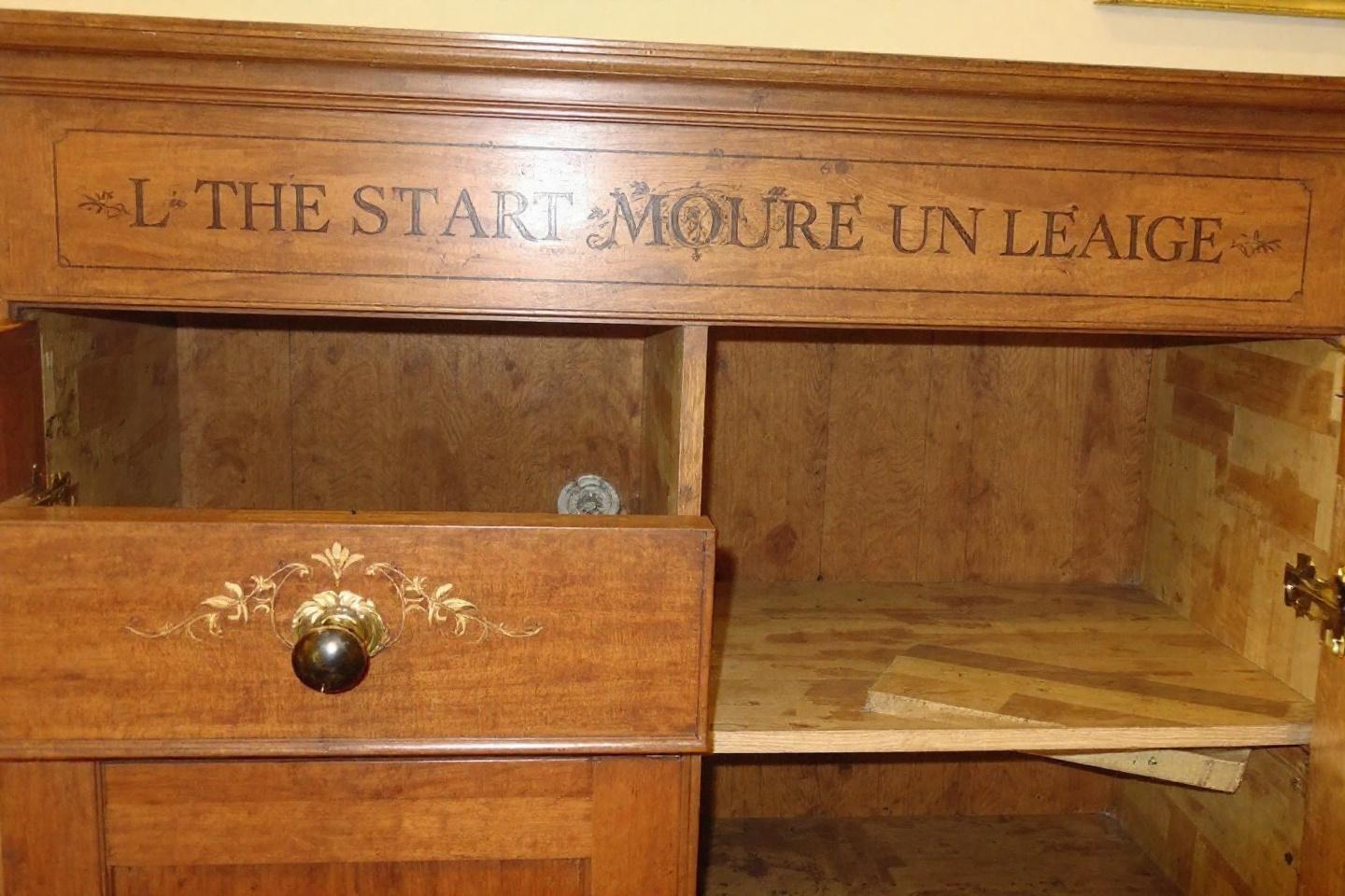 Comment relooker une armoire ancienne en bois : idées et conseils pour une seconde vie