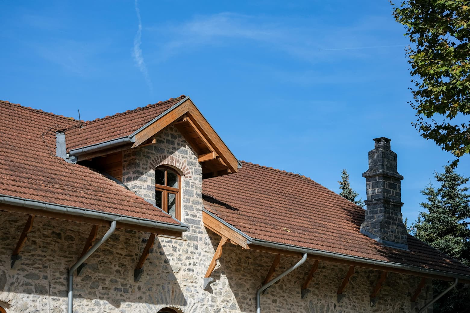 Comment poser un pare-vapeur sous toiture : le guide complet pour bien faire les choses