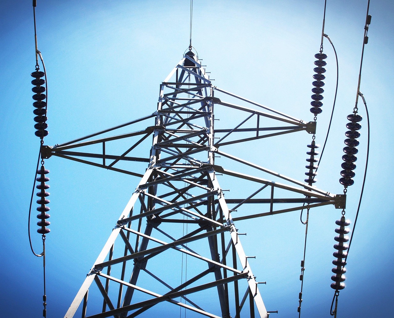 Réseaux électriques modernes : Les clés pour optimiser la distribution de haute tension